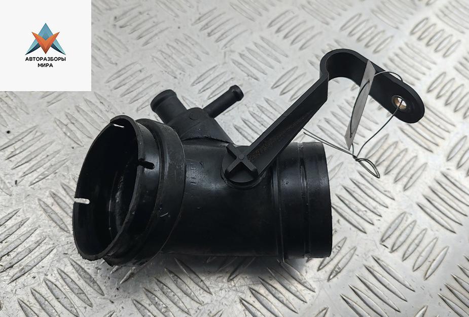 патрубок воздушного фильтра Audi A6 4A/C4 1997, 1.8 л., бензин, 058133356D - фото №1