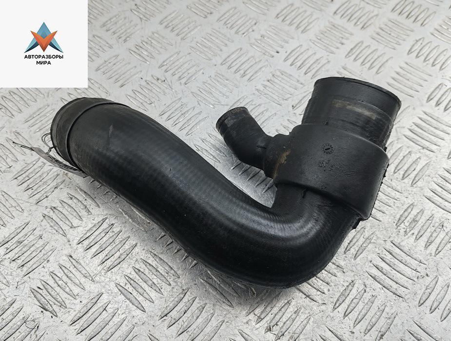 патрубок интеркулера Audi A4 B6 2001, 1.8 л., Ti, бензин, МКПП, чёрный, седан, 8E0145832D - фото №1