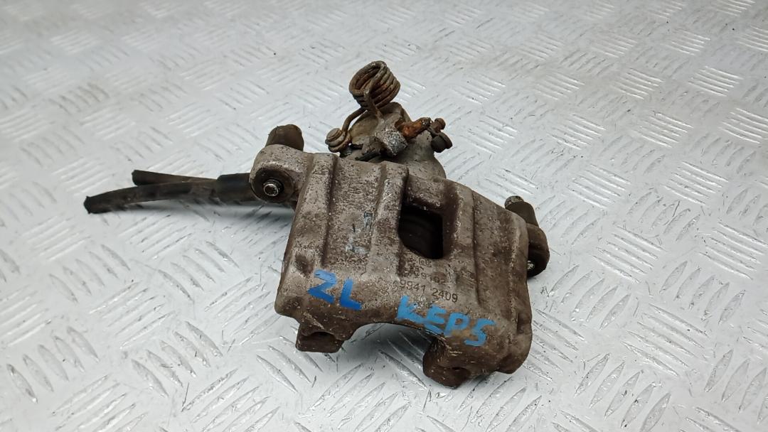 суппорт задний левый Ford Focus 3 поколение 2012, 1.6 л., бензин, МКПП, универсал - фото №1