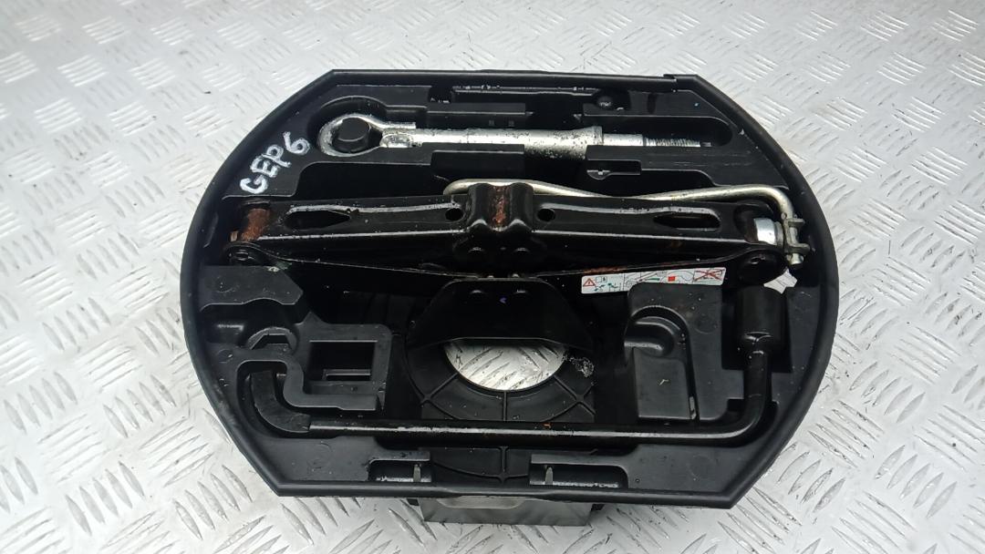 ящик под инструменты / набор инструментов Peugeot 3008 1 поколение 2010, 1.6 л., дизель, МКПП, хетчбэк 5 дв. - фото №1