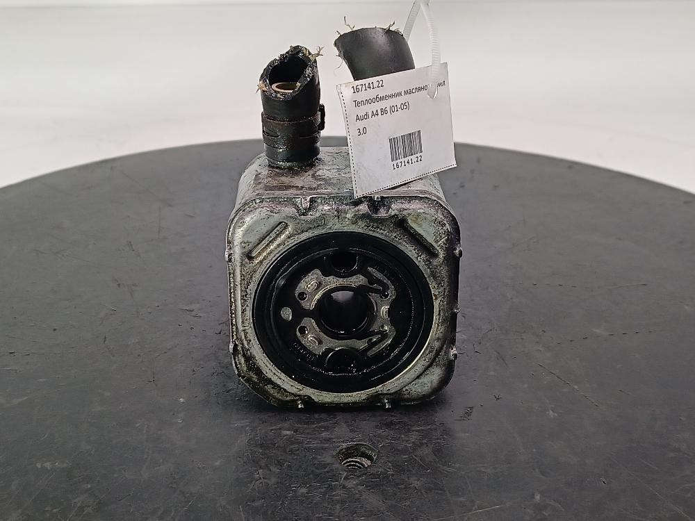 теплообменник масляного фильтра Audi A4 B6 2002, цвет - фото №1