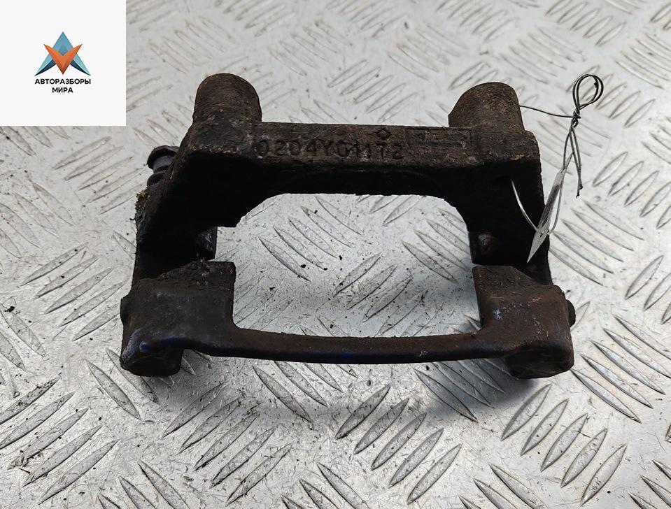 скоба суппорта Ford Mondeo 3 поколение 2002, 3.0 л., бензин, МКПП, синий, универсал, 0204Y01172 - фото №1