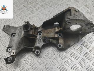 кронштейн генератора Volkswagen Passat B7 2013, 2.0 л., дизель, МКПП, чёрный, универсал, 03L903143Q