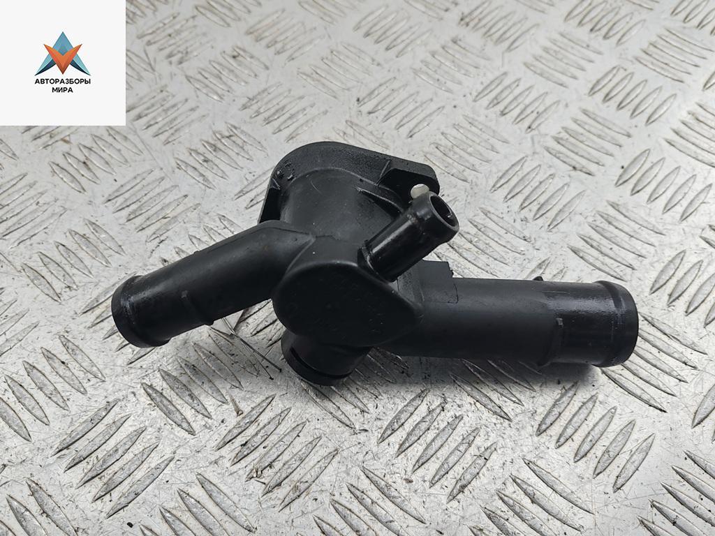 фланец (тройник) системы охлаждения Skoda Octavia mk1 (A4 1U) 2004, 2.0 л., бензин, МКПП, синий, универсал, 06A121133D - фото №1