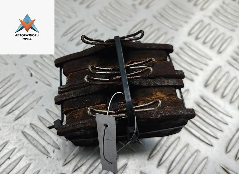 Колодки тормозные задние Volkswagen Bora 1 поколение 2000, 2.0 л., бензин, МКПП, синий, седан - фото №1