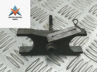 крепление форсунки Volkswagen Passat B7 2013, 2.0 л., дизель, МКПП, чёрный, универсал, 03L216A