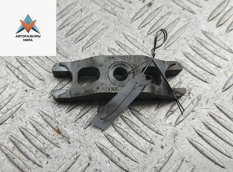 крепление форсунки Volkswagen Golf 6 поколение 2011, 1.6 л., дизель, МКПП, белый, хетчбэк 5 дв., 03L216 - фото №1