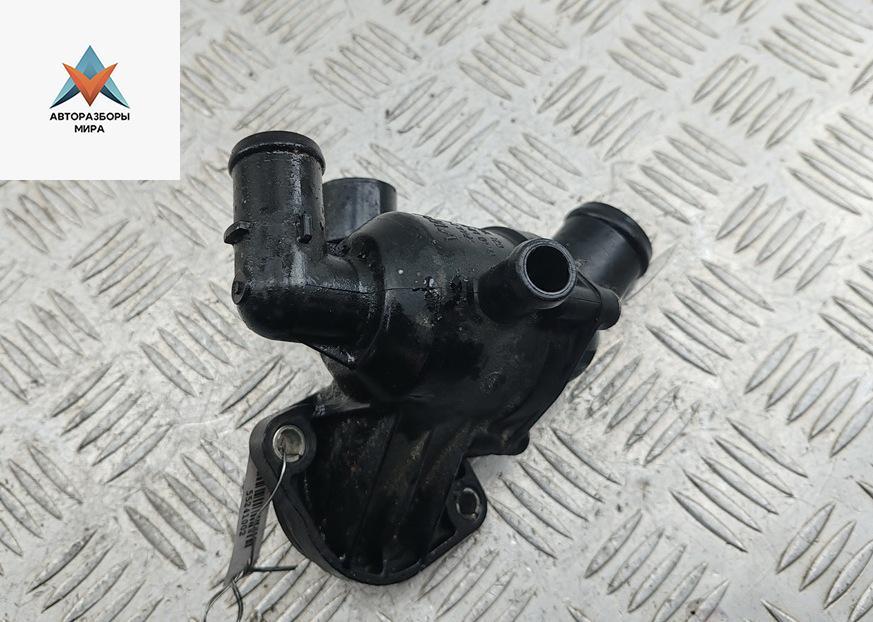 корпус термостата Volkswagen Golf 6 поколение 2011, 1.6 л., дизель, МКПП, белый, хетчбэк 5 дв., 03L121111R - фото №1