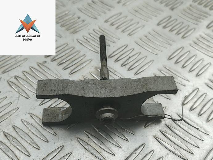 крепление форсунки Volkswagen Passat B7 2013, 2.0 л., дизель, МКПП, чёрный, универсал, 03L216A - фото №1