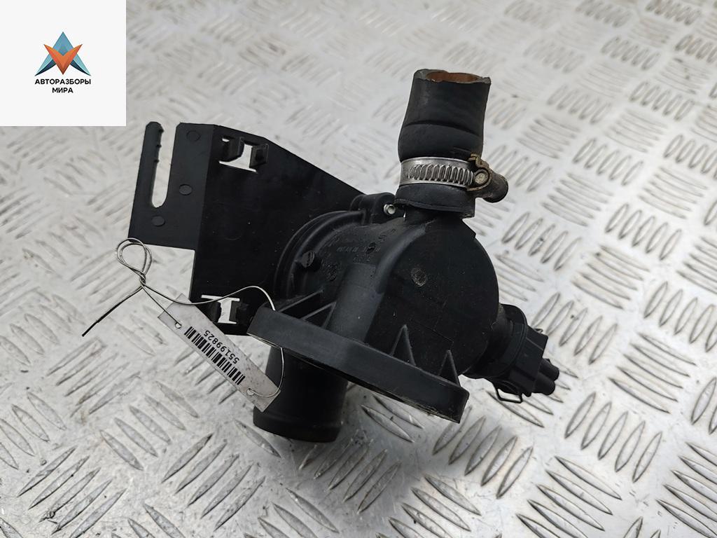 корпус термостата Skoda Felicia 1 поколение 1996, 1.3 л., бензин, МКПП, красный, хетчбэк 5 дв., 047121111A - фото №1