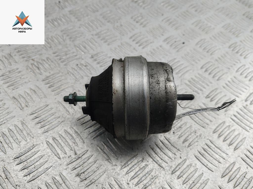 подушка крепления двигателя Volkswagen Passat B5 1999, 1.8 л., бензин, МКПП, серый, универсал, 8D0199379Q - фото №1