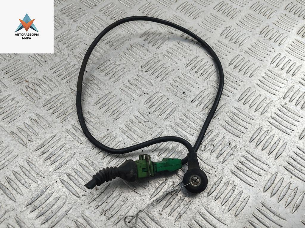 датчик детонации Volkswagen Passat B5 1999, 1.8 л., бензин, МКПП, серый, универсал, 054905377H - фото №1