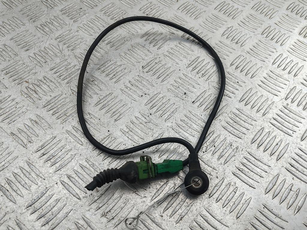 датчик детонации Volkswagen Passat B5 1999, 1.8 л., бензин, МКПП, серый, универсал, 054905377H - фото №1