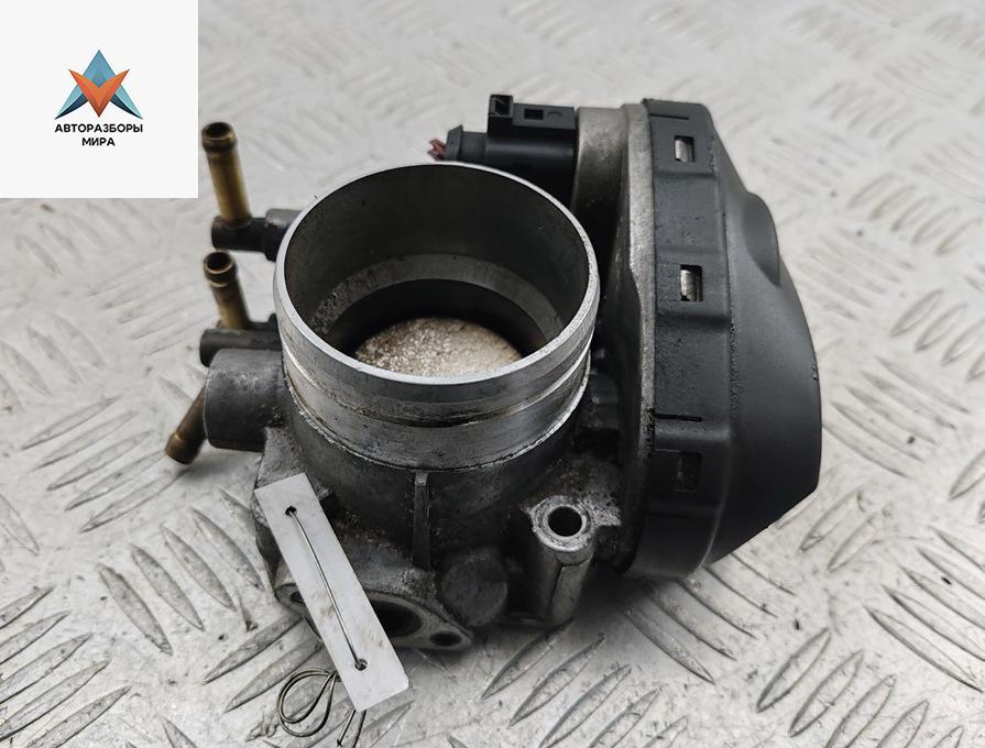 заслонка дроссельная Volkswagen Bora 1 поколение 2000, 1.6 л., бензин, АКПП, серый, седан, 06A133062A - фото №1