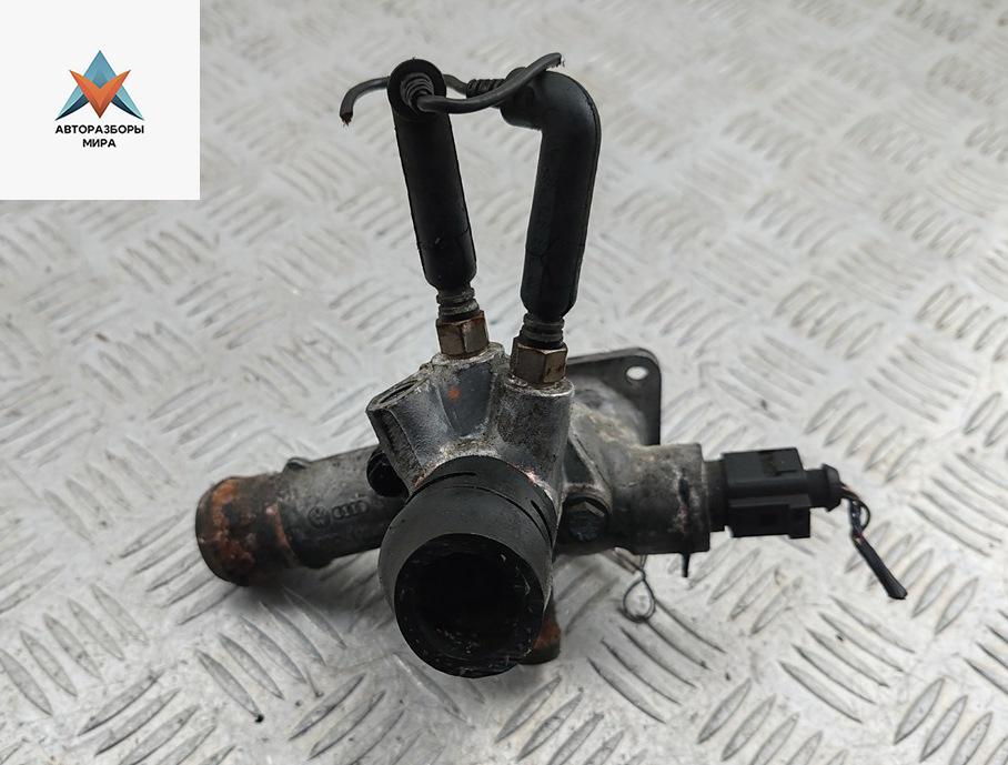 фланец (тройник) системы охлаждения Volkswagen Golf 4 поколение 2000, 1.9 л., дизель, МКПП, серый, хетчбэк 5 дв., 038121133A - фото №1