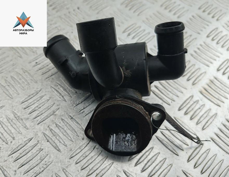 корпус термостата Volkswagen Passat B7 2013, 2.0 л., дизель, МКПП, чёрный, универсал, 03L121111AE - фото №1