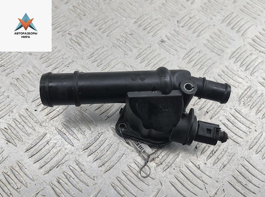 фланец (тройник) системы охлаждения Volkswagen Passat B6 2007, 2.0 л., дизель, МКПП, коричневый, универсал, 03G121132B - фото №1