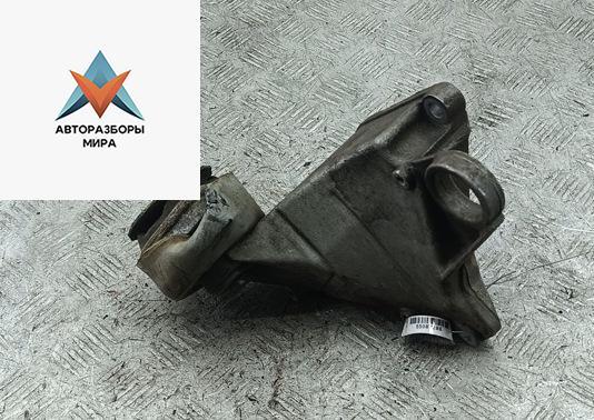 кронштейн КПП Volkswagen Passat B5 1997, 1.6 л., бензин, МКПП, серый, седан - фото №1