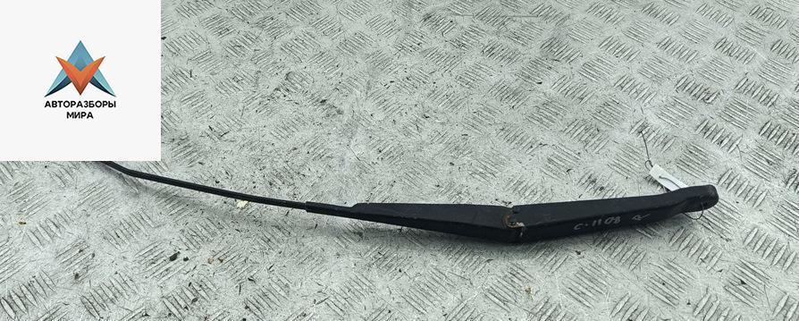 Щеткодержатель (поводок стеклоочистителя) передний Fiat Doblo 1 поколение 2002, 1.6 л., бензин, МКПП, красный, фургон - фото №1