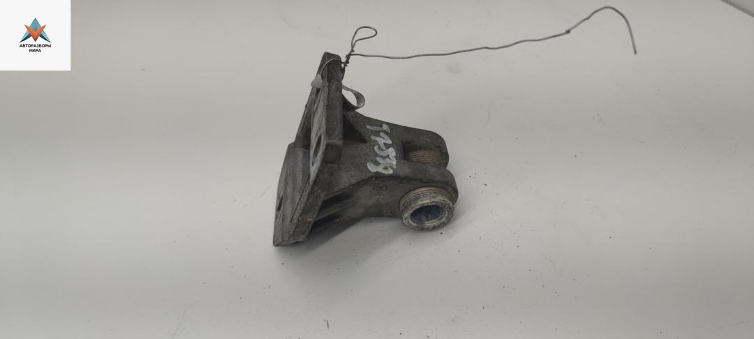 кронштейн переднего бампера Audi A6 4A/C4 1996, 2.5 л., дизель, МКПП, красный, универсал, 4A0807130D - фото №1