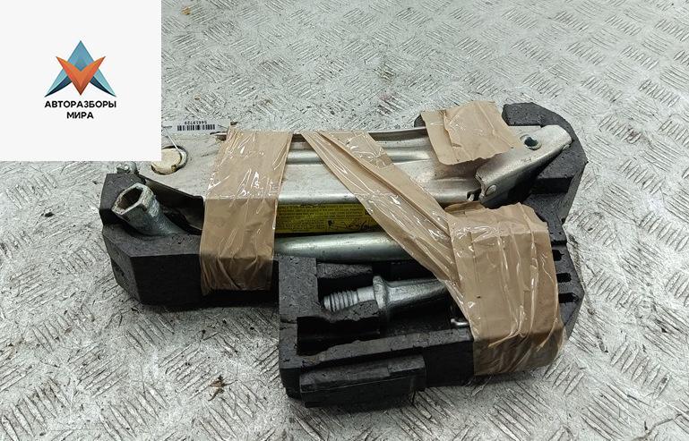 домкрат Audi A6 4B/C5 1998, 2.4 л., бензин, МКПП, зелёный, седан, 8L0011031A - фото №1