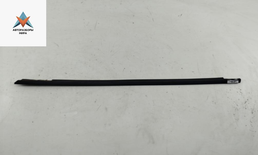 Молдинг стекла двери наружный Volkswagen Passat B5 1999, 1.9 л., дизель, МКПП, серый, универсал - фото №1