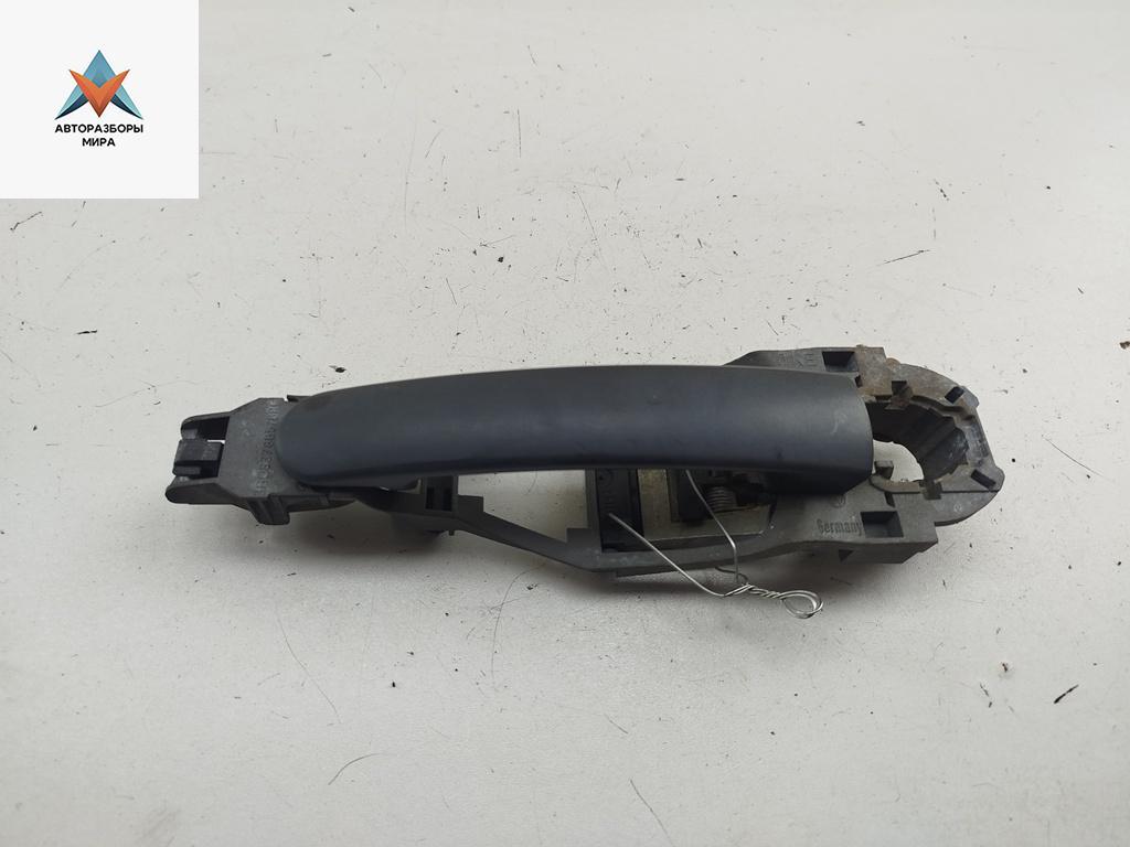 ручка наружная передняя правая Volkswagen Golf 4 поколение 2002, 1.4 л., бензин, МКПП, синий, хетчбэк 5 дв., 3B0837885 - фото №1