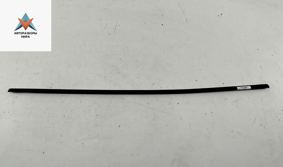 Молдинг стекла двери задней левой наружный Volkswagen Touran 1 поколение 2003, 1.6 л., бензин, МКПП, синий, минивэн, 1T0839477B - фото №1