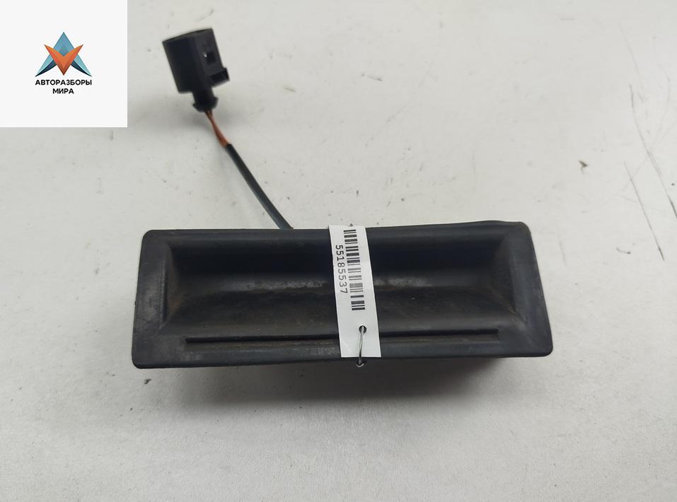 ручка крышки багажника Volkswagen Golf 4 поколение 2001, синий, универсал, 1J0827566D - фото №1