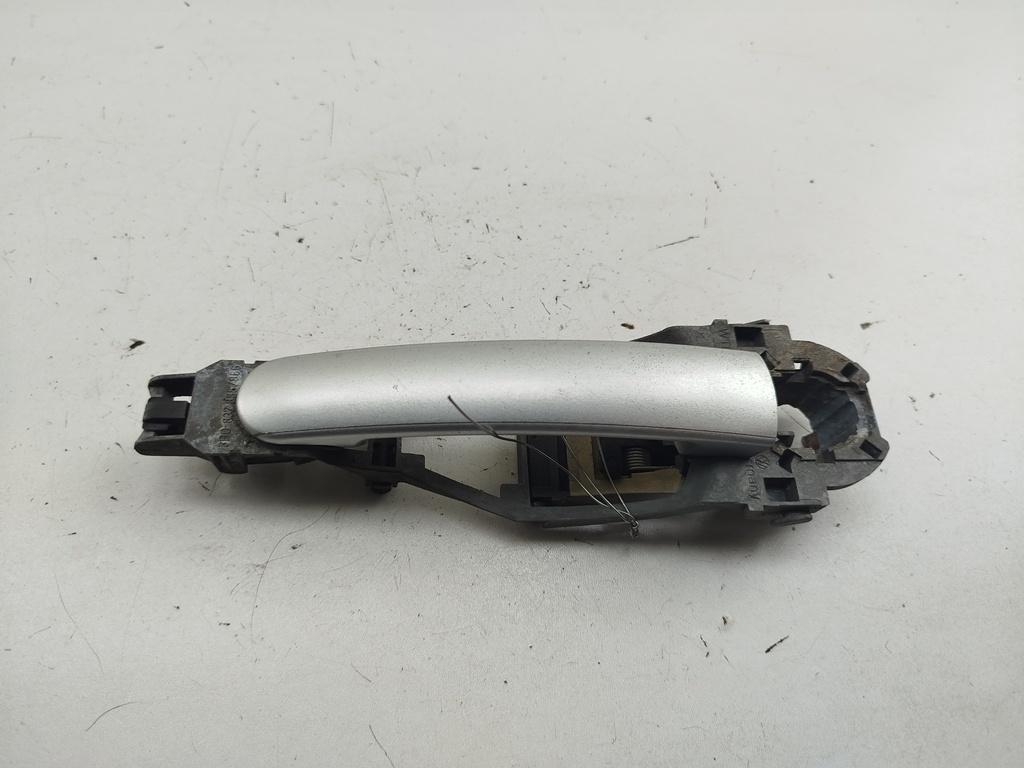 ручка наружная передняя правая Volkswagen Bora 1 поколение 2003, 2.0 л., бензин, МКПП, серый, седан, 3B0837886 - фото №1