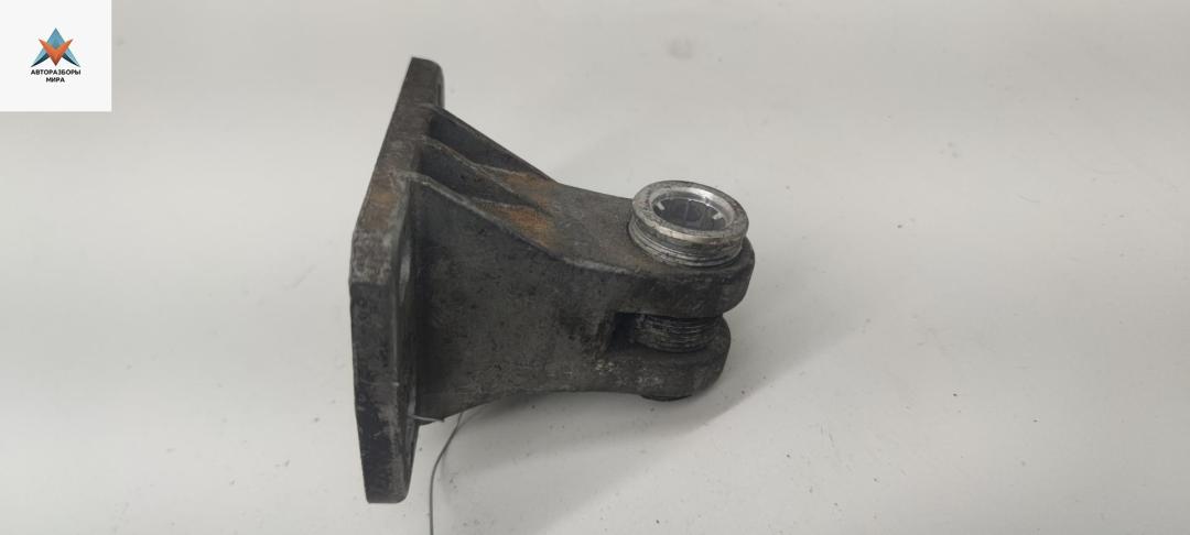 кронштейн переднего бампера Audi A6 4A/C4 1996, 2.5 л., дизель, МКПП, красный, универсал, 4A0807129D - фото №1