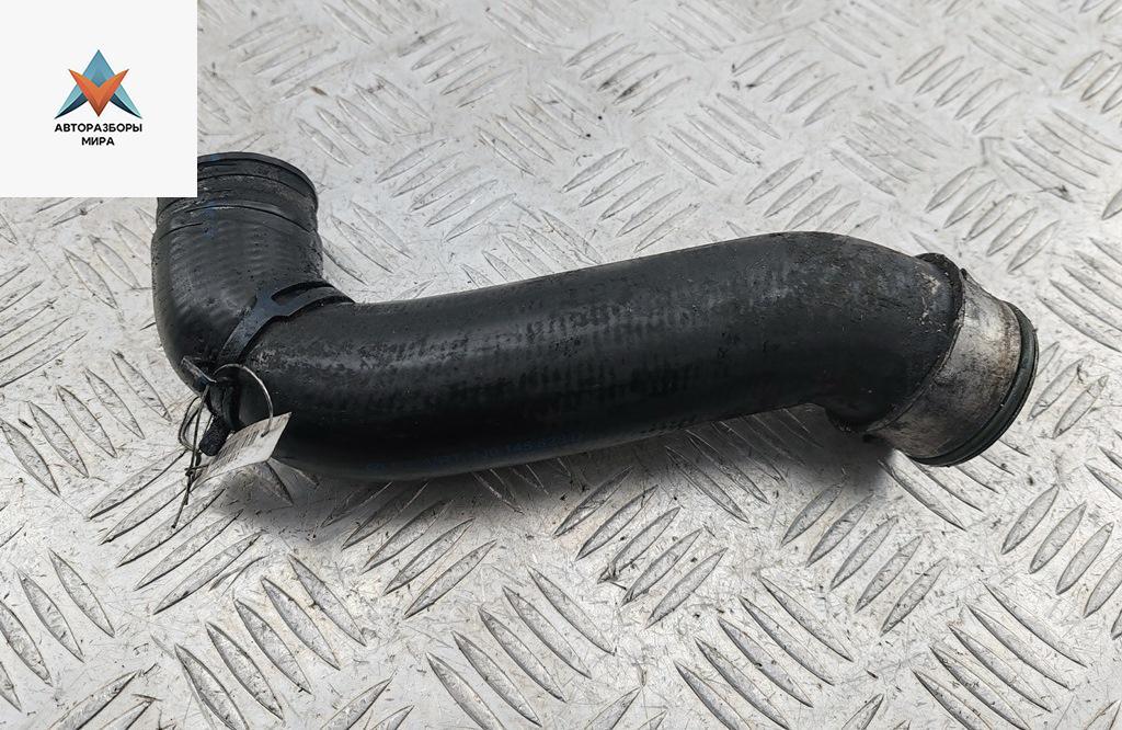 патрубок турбины Volkswagen Golf 4 поколение 2000, 1.9 л., дизель, 1J0145828D - фото №1