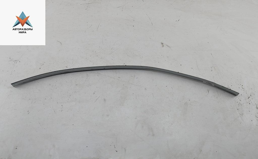 молдинг двери передней правой Audi A4 B5 1997, 1.6 л., бензин, МКПП, серый, седан, 8D0853954 - фото №1