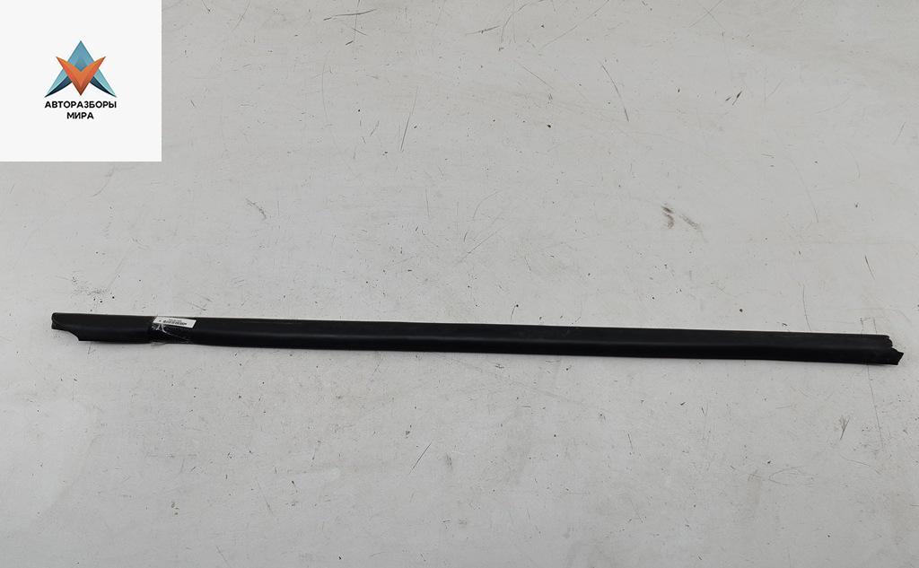 молдинг двери передней левой Audi A4 B5 1997, 1.6 л., бензин, МКПП, серый, седан - фото №1