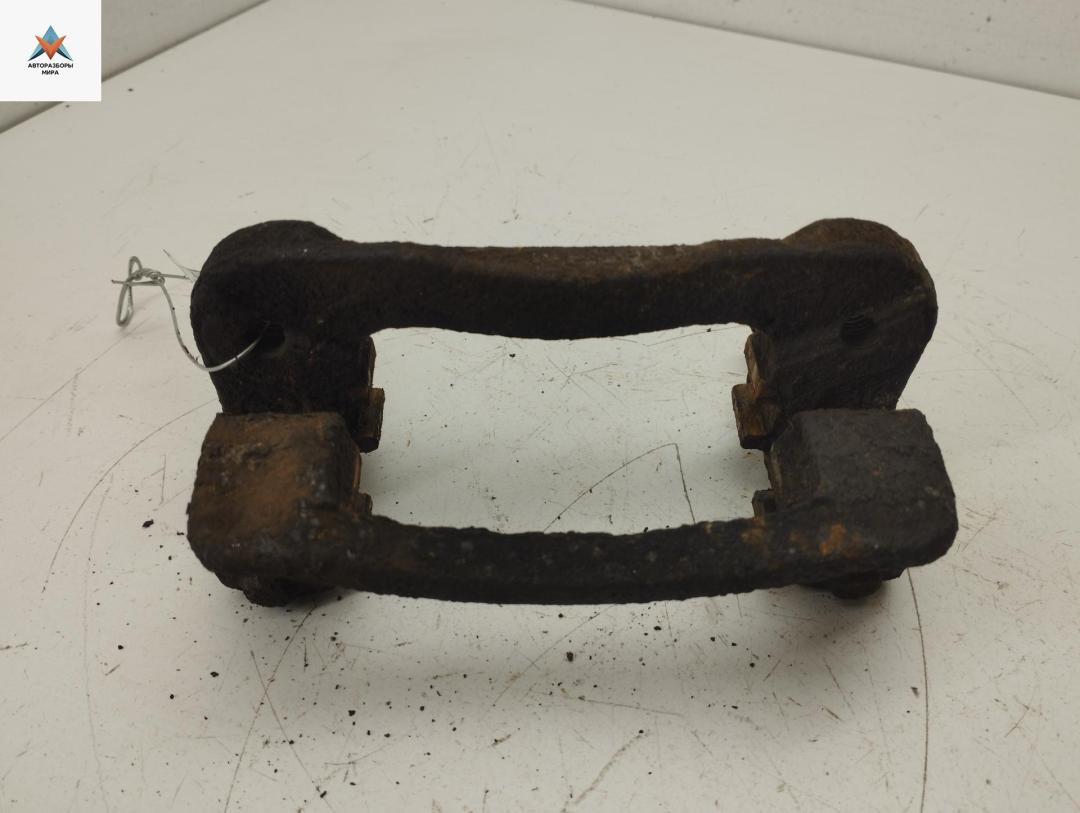 скоба суппорта Kia Rio 2 поколение 2005, 1.6 л., бензин, МКПП, серый, хетчбэк 5 дв. - фото №1