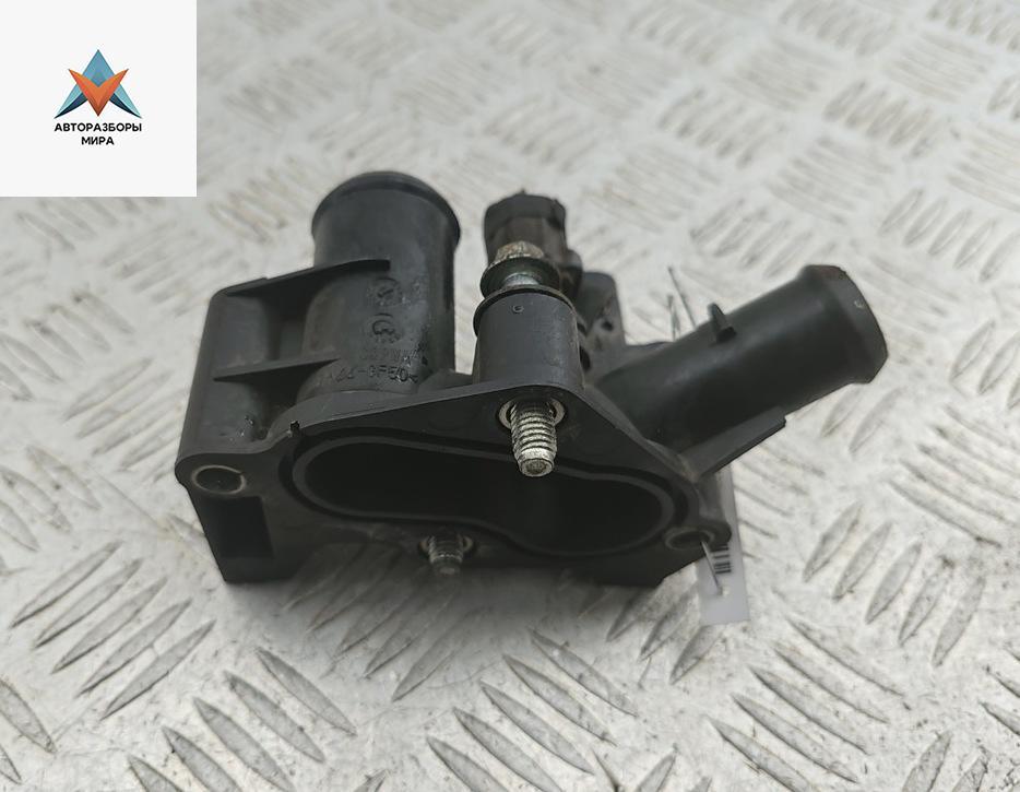 фланец (тройник) системы охлаждения Ford Fiesta 6 поколение 2009, 1.3 л., бензин, МКПП, красный, хетчбэк 3 дв., 7M5G8K556AD - фото №1