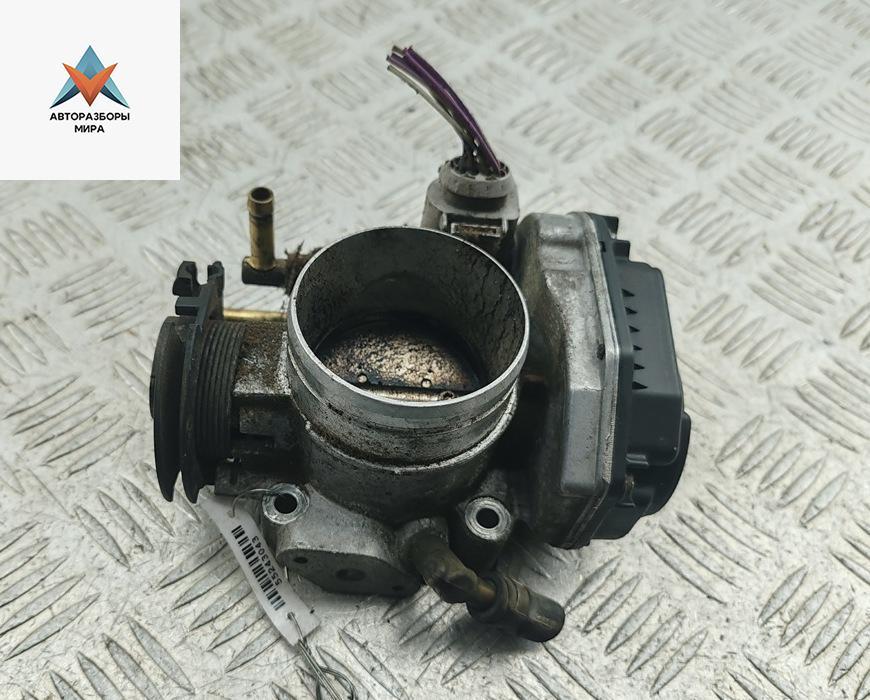 заслонка дроссельная Volkswagen Bora 1 поколение 2000, 2.0 л., бензин, МКПП, синий, универсал, 06A133064H - фото №1