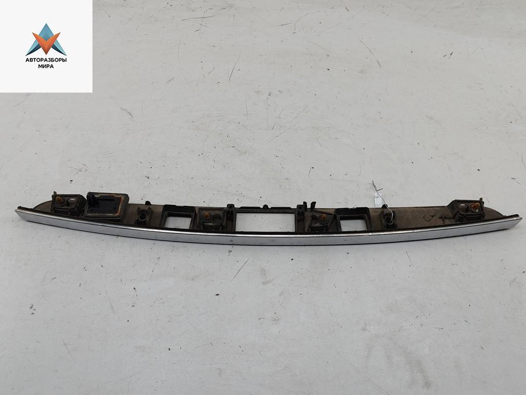 накладка подсветки номера Mercedes-Benz C-Класс W204/S204 2010, 1.8 л., бензин, МКПП, серый, универсал, 2047400593 - фото №1