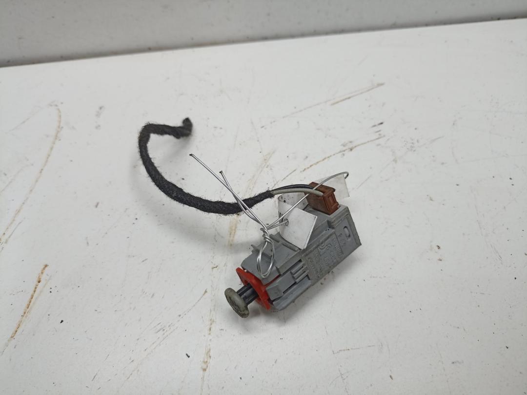 выключатель концевой (концевик) Opel Astra H 2008, 1.9 л., дизель, МКПП, чёрный, универсал, 13299720