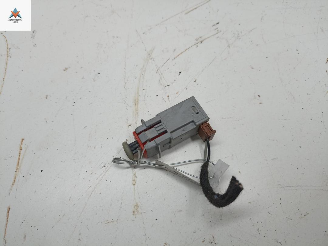 выключатель концевой (концевик) Opel Zafira 2 поколение (B) 2006, 1.8 л., бензин, МКПП, серый, минивэн - фото №1