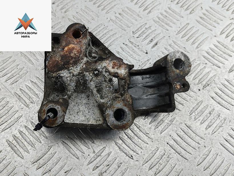 кронштейн (крепление) Peugeot 607 1 поколение 2000, 2.2 л., бензин, МКПП, серый, седан, 9613498080 - фото №1