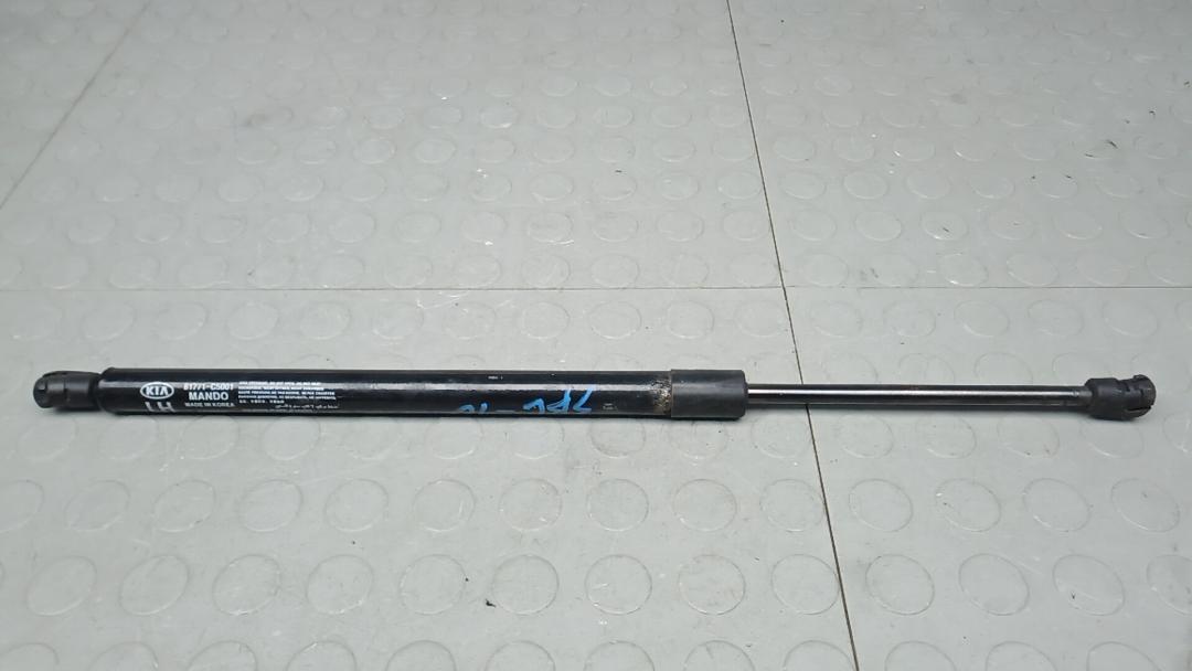 амортизатор крышки багажника (3-5 двери) Kia Sorento 3 поколение 2015, 2.2 л., дизель, МКПП, внедорожник 5 дв. - фото №1