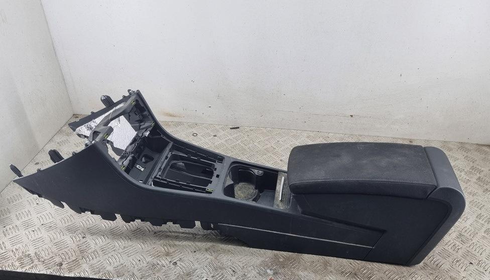 подлокотник Volkswagen Passat B7 2013, 2.0 л., дизель, МКПП, чёрный, универсал