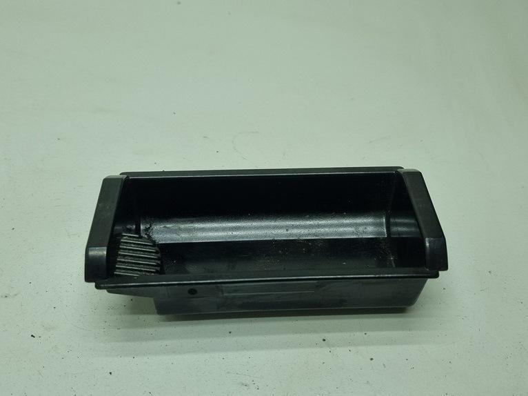 пепельница Volkswagen Golf-4 2000, 1.4 л., бензин, МКПП, серый, универсал, 1J0857335A
