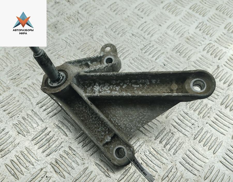 кронштейн КПП Dacia (Renault) Sandero I 2009, 1.4 л., бензин, МКПП, синий, хетчбэк 5 дв., 8200043084 - фото №1