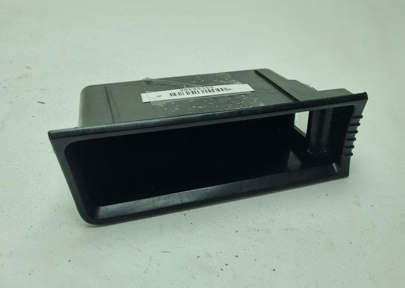 пепельница Volkswagen Passat B6 2006, 2.0 л., бензин, МКПП, серый, седан, 3C0863077