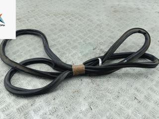 Уплотнитель крышки (двери) багажника Volkswagen Passat B7 2013, 2.0 л., дизель, МКПП, чёрный, универсал