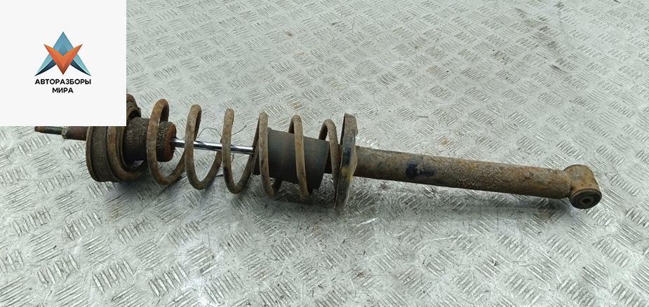 стойка передняя Volkswagen Golf 3 поколение 1997, 1.6 л., бензин, МКПП, красный, хетчбэк 3 дв. - фото №1