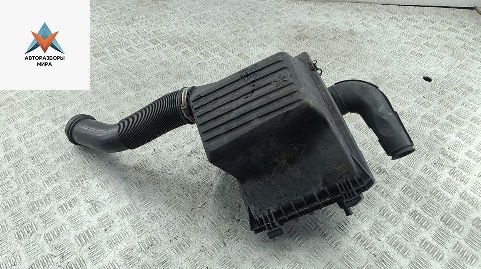 корпус воздушного фильтра Volkswagen Golf 3 поколение 1997, 1.8 л., бензин, АКПП, зелёный, хетчбэк 5 дв. - фото №1