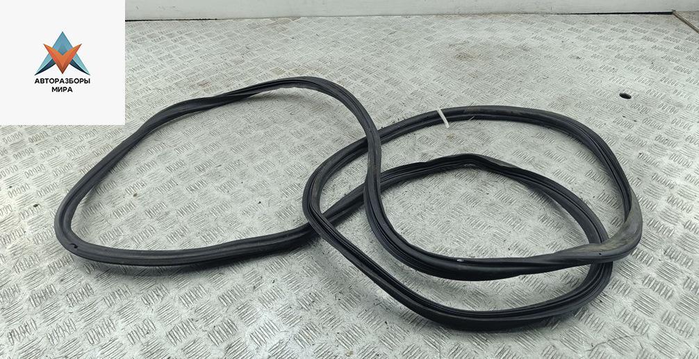 Уплотнитель крышки (двери) багажника Skoda Octavia mk3 (A7 5E) 2014, 1.4 л., бензин, МКПП, коричневый, хетчбэк 5 дв. - фото №1